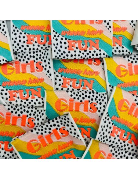 Set of 5 woven sew-on labels "Girls wanna have fun"