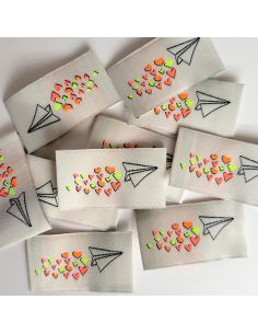 Set of 5 woven sew-on labels "Love is in the air"
