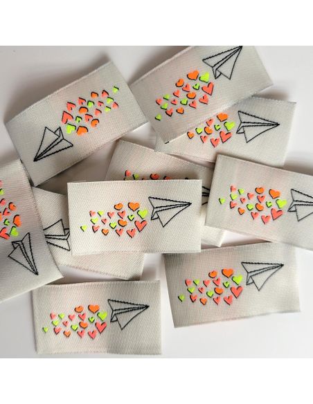 Set of 5 woven sew-on labels "Love is in the air"