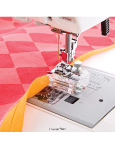 Bias binding foot with adjustable guide
