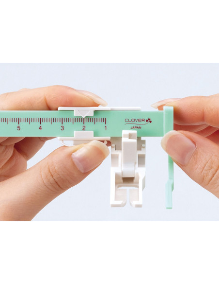 Quilting guide foot for sewing machine