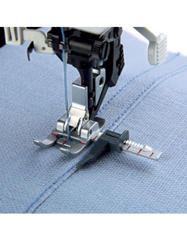 Adjustable guide foot with IDT system Pfaff