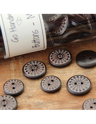 Pack of 8 daisy wooden buttons 18 mm