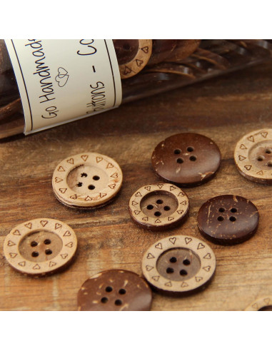 Pack of 8 coconut heart buttons 18 mm