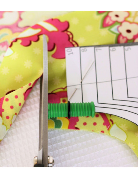 Magnetic cutting guides for scissors