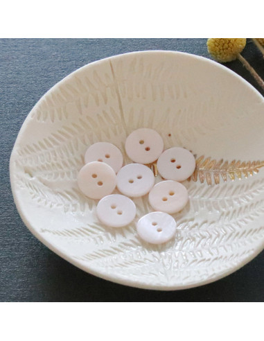 Flat mother-of-pearl button with 2 holes - Off-white