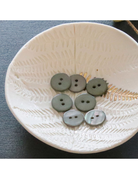 Flat mother-of-pearl button with 2 holes - Verveine