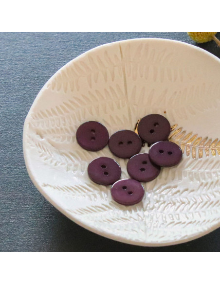 Flat mother-of-pearl button with 2 holes - Purple