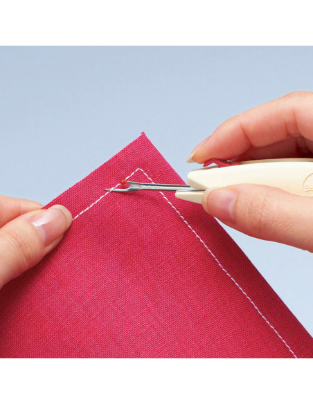 Clover retractable seam ripper and thread cutter