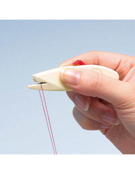 Clover retractable seam ripper and thread cutter