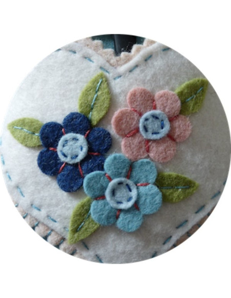 Felt Matryoshka needle and scissors holder kit