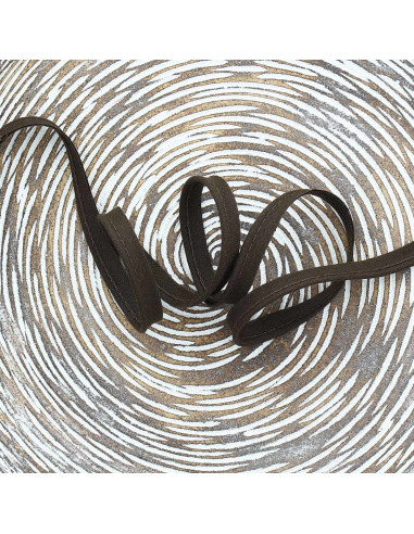 Dark brown piping extending beyond the line