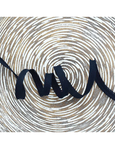 Piping extending navy blue line
