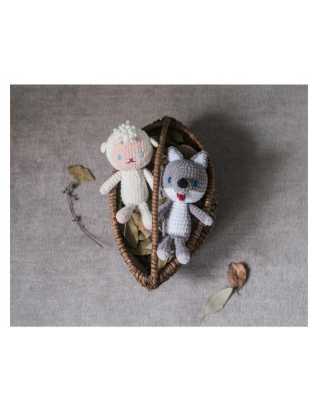 Book 22 amigurumi in chenille yarn