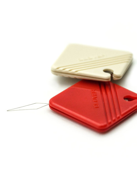 Set of 2 needle threaders with integrated thread cutters by Clover