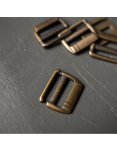 25 mm antique brass G metal slider by Merchant & Mills