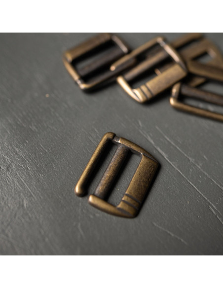 25 mm antique brass G metal slider by Merchant & Mills