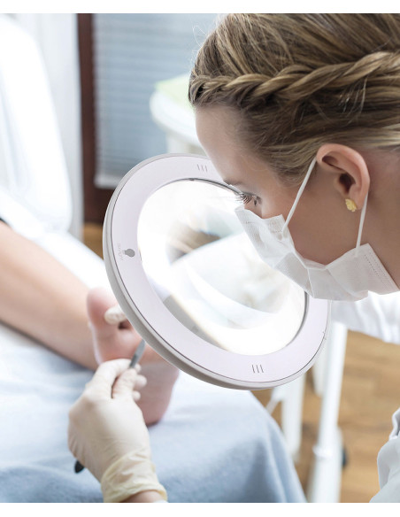 Daylight Omega 7 magnifying lamp