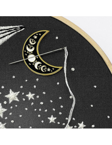 Magnetic Needle Holder - Moon