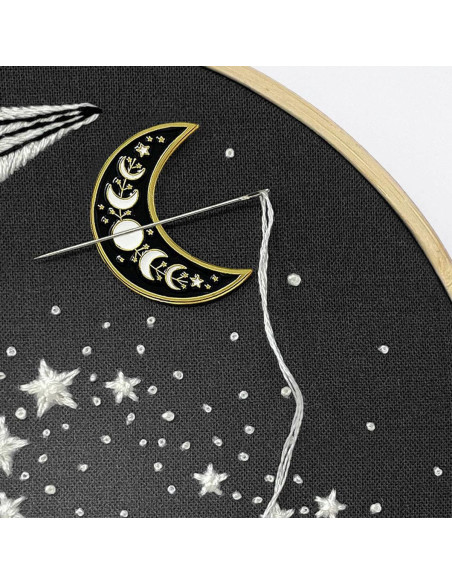 Magnetic Needle Holder - Moon