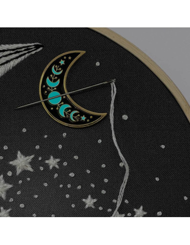 Magnetic Needle Holder - Moon