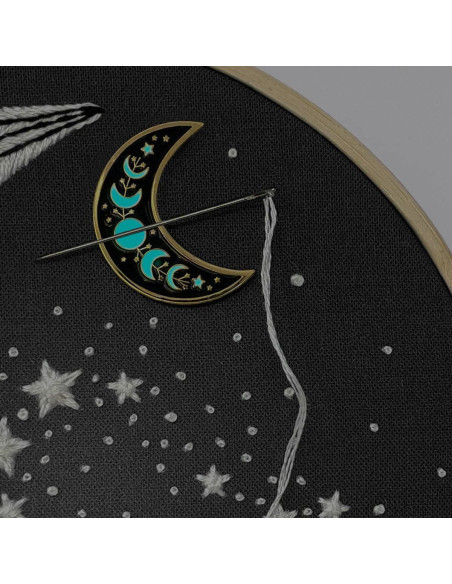Magnetic Needle Holder - Moon