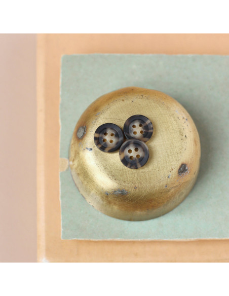 15 mm matte finish shell button