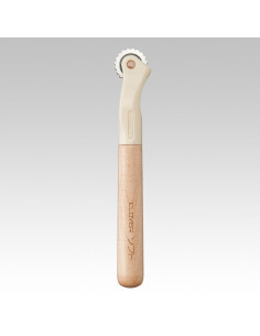 Clover tracing wheel with rounded serration and wooden handle