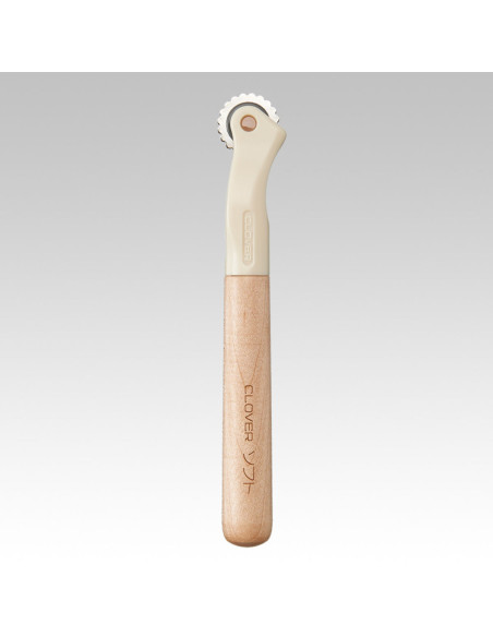 Clover tracing wheel with rounded serration and wooden handle
