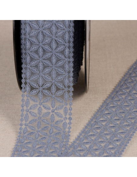 Embroidered tulle between two rosette flowers - Lavender blue