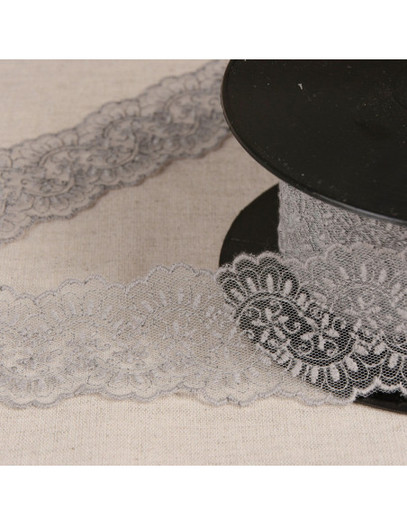 Embroidered tulle in between - Medium gray