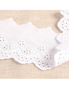 Scalloped flower English embroidery - White