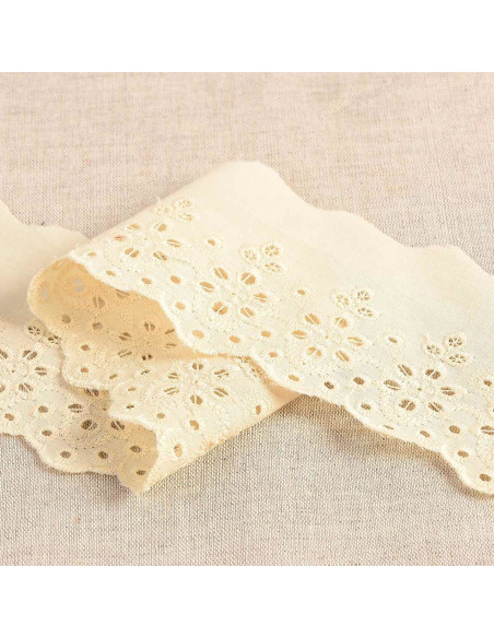 Scalloped Lily flower Broderie Anglaise - Ecru