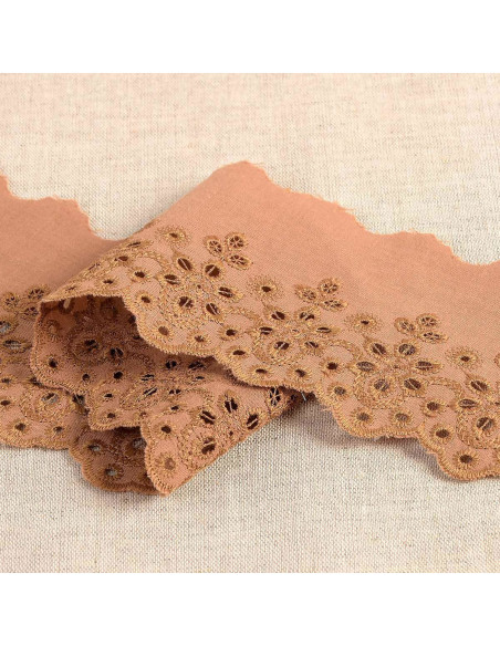 Scalloped Lily flower English embroidery - Nougat