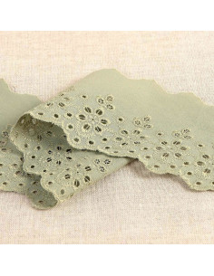 Scalloped Lily English Embroidery Flowers - Almond Green