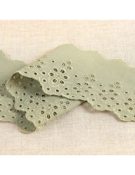 Scalloped Lily English Embroidery Flowers - Almond Green