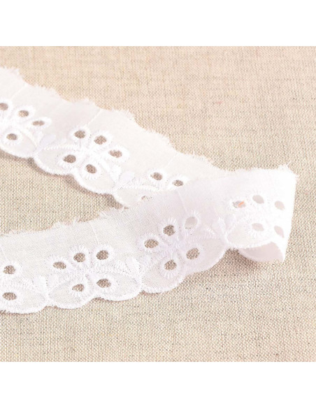 Inaya Scalloped Flower Broderie Anglaise - White