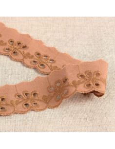 Inaya scalloped flower Broderie Anglaise - Nougat