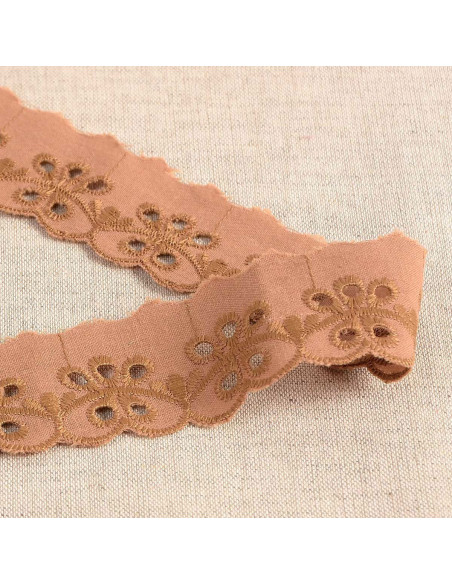 Inaya scalloped flower Broderie Anglaise - Nougat