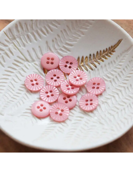 Pale pink daisy button with 4 holes