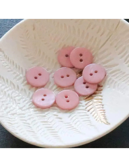 Flat mother-of-pearl button with 2 holes - Pale pink