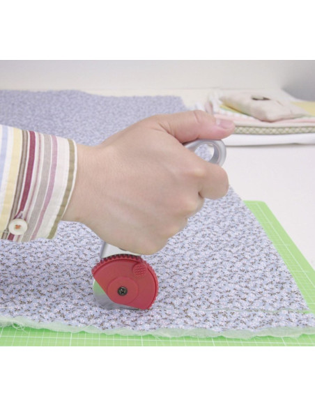 NT Cutter 45 mm circular cutter with metal handle