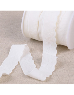 Elastic lingerie with stylized flower lace design in white