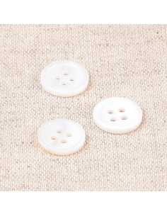 4-hole shell button 11 mm - White