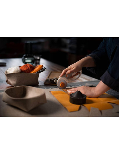 Fiskars 2-in-1 Rotary Cutter with 45 mm and 60 mm Blades
