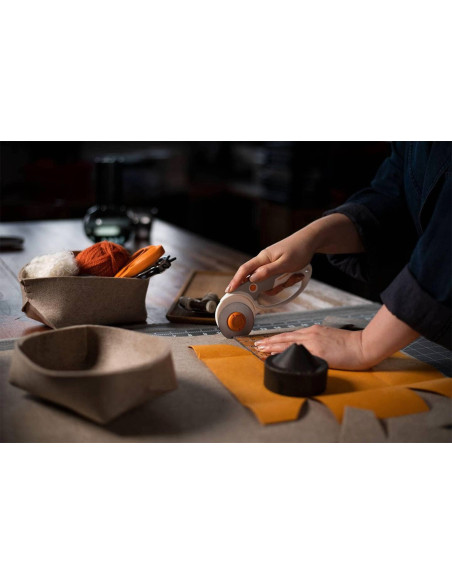 Fiskars 2-in-1 Rotary Cutter with 45 mm and 60 mm Blades