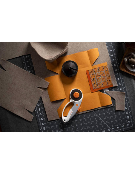 Fiskars 2-in-1 Rotary Cutter with 45 mm and 60 mm Blades