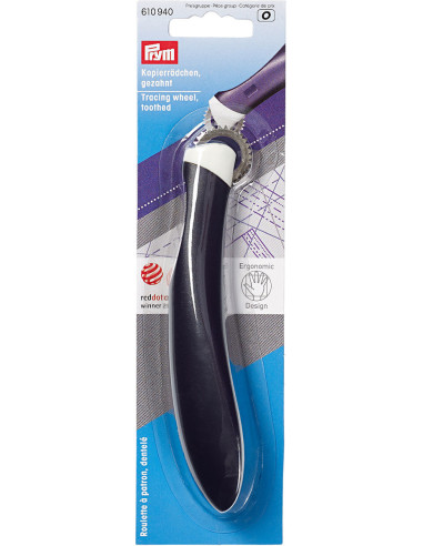 Ergonomic scalloped edge pastry wheel