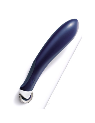Ergonomic scalloped edge pastry wheel
