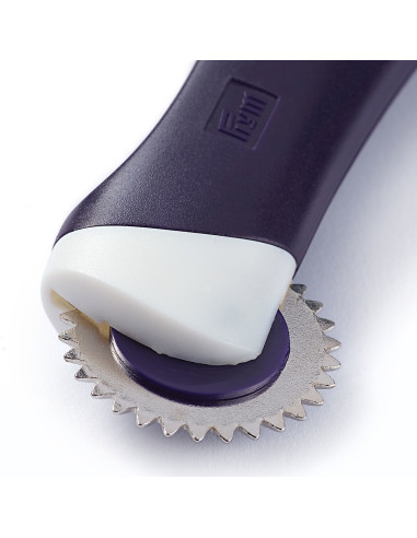 Ergonomic scalloped edge pastry wheel